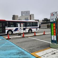 会津若松駅前では、4番がまちなか周遊バスの乗り場。