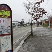 乗り降りする場所には専用バス停が設置されています。