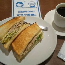 ハーブチキンサンドとコーヒー