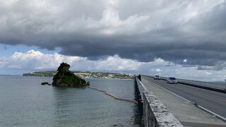 駐車場に停めて、橋を徒歩で渡ることも可能！