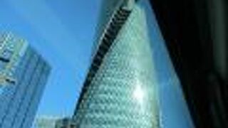 ねじれたデザインが斬新