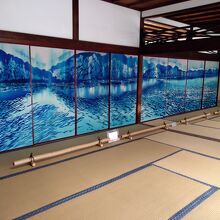 誰もいない部屋で一人でゆっくり襖絵鑑賞