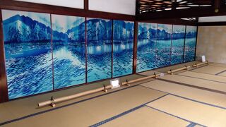 青が印象的な「舟出」