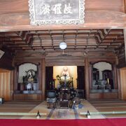 花のお寺として人気の東慶寺は、縁切り寺としての歴史があったお寺