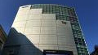 新宿駅東南口を出てすぐのショッピングビル