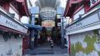 「浅草キッド」の宣伝垂れ幕があちこちに天井から垂れ下がっていました。