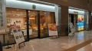 ここの支店は、レストラン部門と物販部門に分かれて並んでいます。