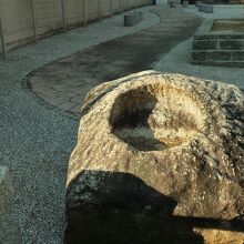 現地にはポケットパークが設けられている