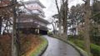 復原された真っ白な櫓