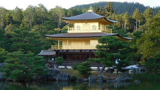 黄金に輝く金閣寺