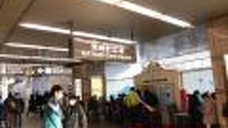 待ち合わせ場所にするには分かり難い場所の割には人が多い