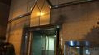 三角がかわいい教会