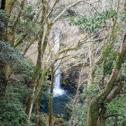 バリアフリーの展望台がある美しい滝