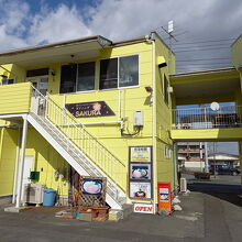 県道古川佐沼線沿いの集合店舗の２階にあります。