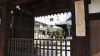 外からの見学のみできる仕様。