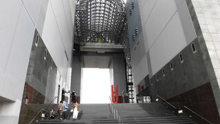 最初にびっくりしたのは、内部の未来的な造りでした