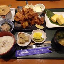 唐揚げ玉子焼き定食。茶碗蒸しや茄子のおひたし付き。880円也