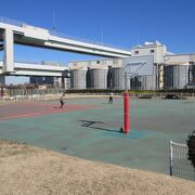 広々とした、バスケットボールやスケートボードが練習できる公園です