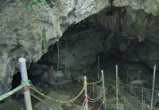 避難壕として利用されていた自然洞窟