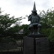 熊本城を守る加藤清正。
