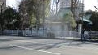 言問橋のたもと