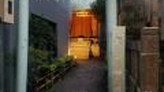 水色の鳥居と金色の文字の扁額