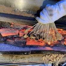 炭火で焼きます