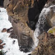 海に落ちる滝