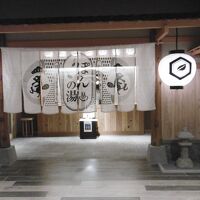 天然温泉の大浴場。入り口はカードキーで、女性一人でも安心。