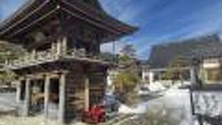 福島宿にある古い鐘楼門のある寺院