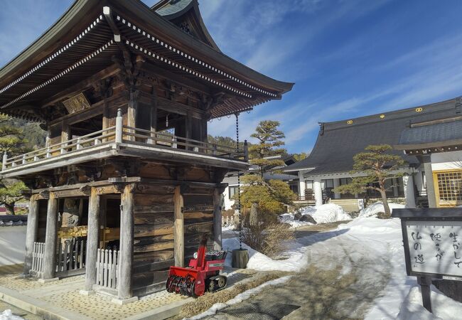 福島宿にある古い鐘楼門のある寺院