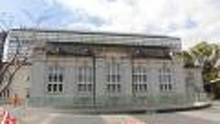 図書館北側の広場にレトロな市電の車両が設置されています