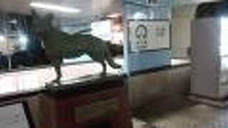 シンプルな地下鉄駅のロゴが印象的