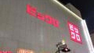 ユニクロとビックカメラが一緒に入っているお店