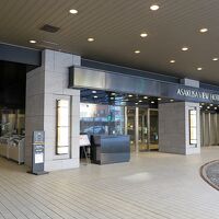 玄関前には、羽田空港行きのリムジンバスも停車していました