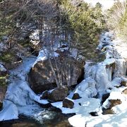真冬は竜頭の滝も氷瀑となります