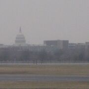 滑走路から連邦議会議事堂が見えるくらいワシントンDCに最も近い空港