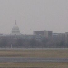 滑走路を走る機内から見えた連邦議会議事堂