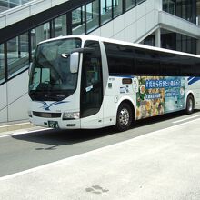 淡路島の観光地がデザインされたバス