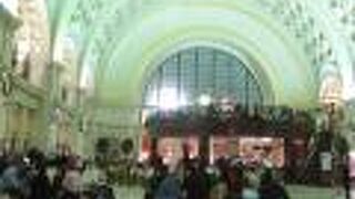 ニューヨークなどへの高速鉄道の発着駅であり、ショッピングセンターでもある駅