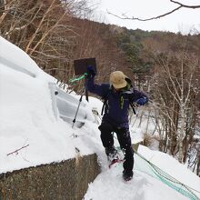 ガードレールを乗り越えて石楠花平へ