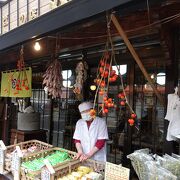 蕎麦打ちが店先で見られる