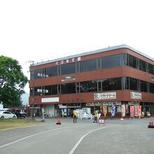 湖畔の大きなお店です