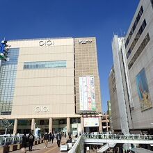 左がマルイ、右が駅のビル