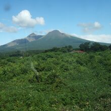 駒ケ岳駅を過ぎると荒々しい姿に変化していきます