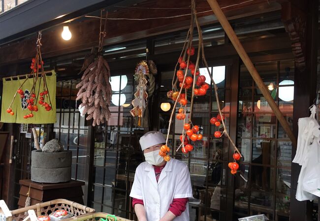 蕎麦打ちが店先で見られる