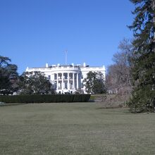 南側の道路から見たホワイトハウスの敷地と建物