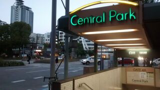 地下街の入口のネオンは明るく、とても目立つ