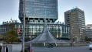 ステンレスを豊富に使った、たいへん美しく大きな芸術オブジェ