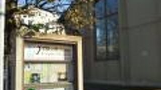 歴史ある教会のある山手本通りへと